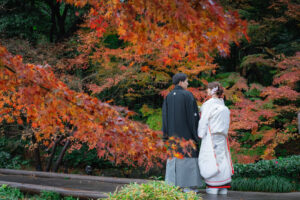 ガーデンレストラン徳川園の美しい緑に調和するタイムレスな和装ロケーションフォト