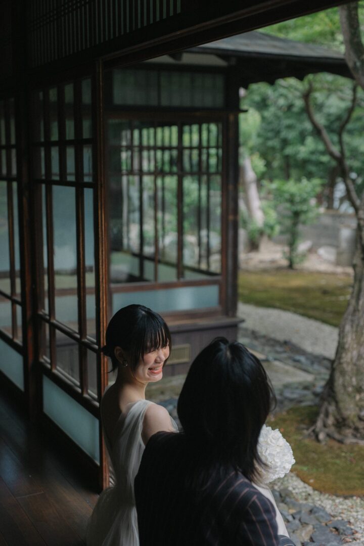 撮影の合間、笑顔がこぼれる新婦